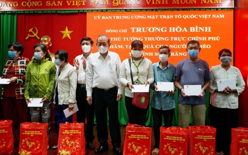 El viceprimer ministro permanente de Vietnam, Truong Hoa Binh entrega obsequios de Tet a personas desfavorecidas en la provincia de Soc Trang.