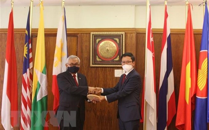 El embajador vietnamita en Sudáfrica, Hoang Van Loi, transfiere el papel de presidente del Comité de la Asean en Pretoria al embajador indonesio Salman Al Farisi. (Fotografía: VNA)