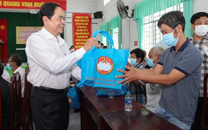 El presidente del Frente de la Patria de Vietnam, Tran Thanh Man, ofrece regalos del Tet a familias de desventaja económica en la comuna de Thanh Xuan, provincia de Hau Giang (Fotografía: Nhan Dan)