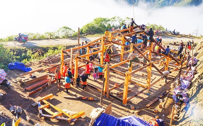 Una familia en la comuna de Ta Xua, distrito de Bac Yen, construye una casa nueva para celebrar el Tet.