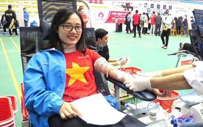 Una persona participa en un programa de donación voluntaria de sangre. (Fotografía: VNA)