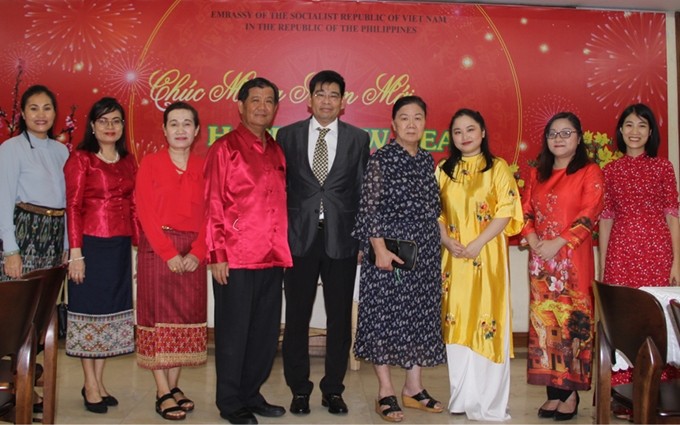 Los funcionarios de las embajadas de Vietnam y Laos en Filipinas (Fotografía: baoquocte.vn)