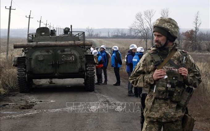 Observadores supervisan la retirada de las fuerzas ucranianas cerca de la aldea de Bogdanivka en la región de Donetsk. (Fotografía: VNA)