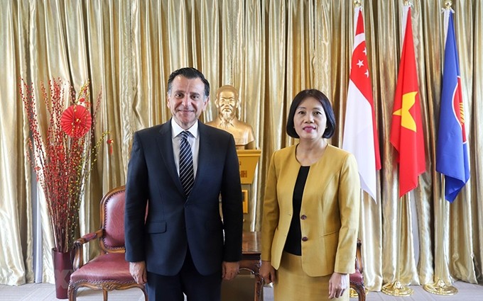 El jefe de la misión diplomática de Jordania para Singapur y Vietnam, Mahmoud Hmoud, y la embajadora de Vietnam acreditada en Singapur, Tao Thi Thanh Huong. (Fotografía: VNA)