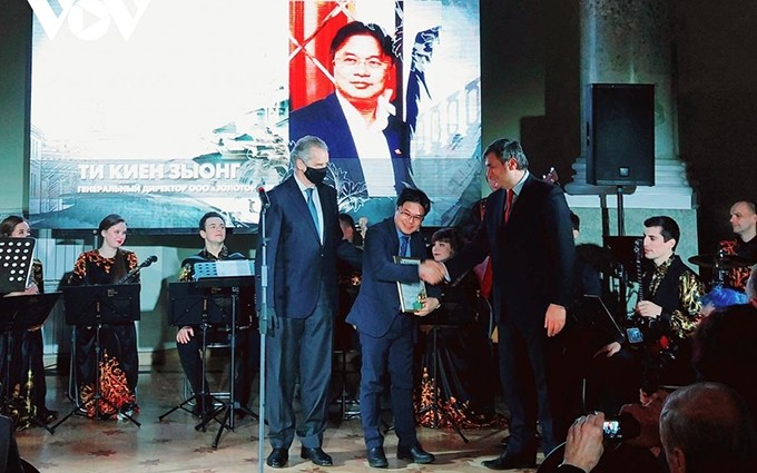 Duong Chi Kien, presidente del Grupo Golden Age, recibie el premio "León de Oro" del Comité de Relaciones Exteriores del gobierno de San Petersburgo.