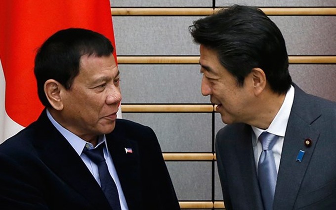 El presidente filipino, Rodrigo Duterte, y el primer ministro japonés, Shinzo Abe (Fuente: AP)