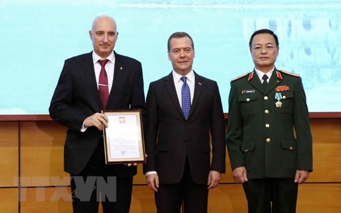 El primer ministro ruso, Dmitri Medvédev, otorgó la Orden de la Amistad al director general del Centro Tropical Vietnam-Rusia, mayor general Nguyen Hong Du (Fuente: VNA)