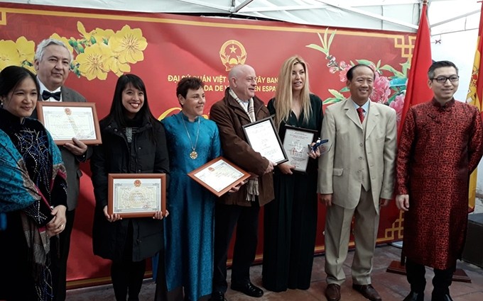 Las personas honradas en la celebración del Año Nuevo Lunar 2019 en la Embajada de Vietnam en España (Fotografía: Grupo Puente con Vietnam)