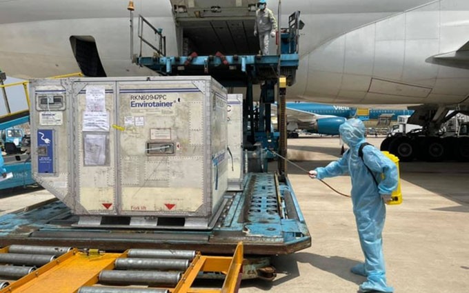 El primer lote de vacuna llegó al aeropuerto de Tan Son Nhat, en Ciudad Ho Chi Minh (Fotografía: toquoc.vn)