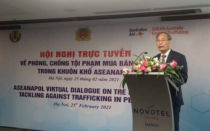 El mayor general Do Van Hoanh, jefe de la Oficina de la Agencia de Policía de Investigaciones del Ministerio de Seguridad Pública de Vietnam, habla en el evento.