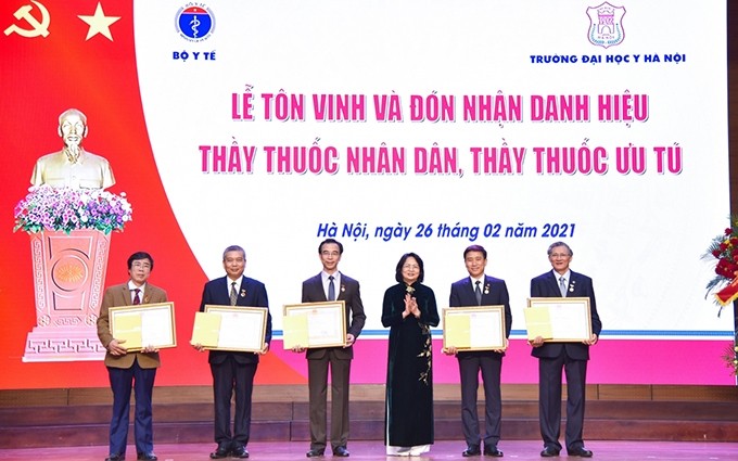La vicepresidenta de Vietnam, Dang Thi Ngoc Thinh, entrega el título a los médicos destacados (Fotografisa: VOV)