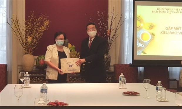 El embajador de Vietnam en Bélgica, Vu Anh Quang, ofrece obsequios a coterráneos. (Fotografía: VNA)