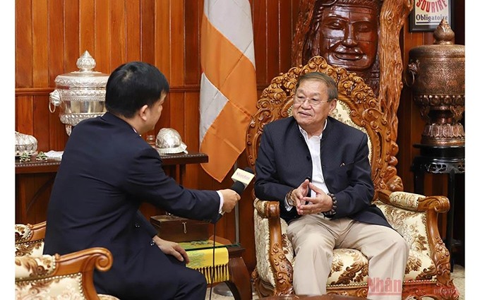 El miembro del Comité Central del Partido Popular y ministro de Información de Camboya, Khieu Kanharith cuenta sus recuerdos del periódico Nhan Dan.