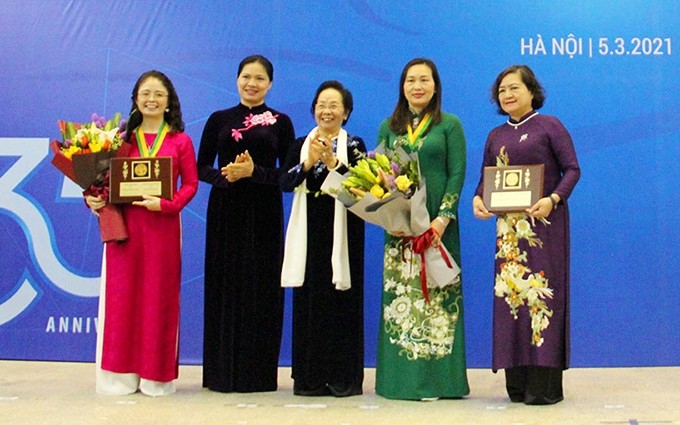 La presidenta del Comité del Premio Kovalevskaia, Nguyen Thi Doan entrega premio a las científicas laureadas.