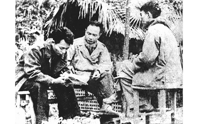 Truong Chinh, Thep Moi y Ha Xuan Truong aprobaron el borrador de la primera publicación del periódico Nhan Dan, en 1951.