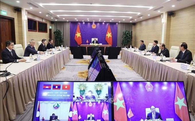 El primer ministro de Vietnam, Nguyen Xuan Phuc, sostiene una reunión virtual con sus homólogos de Camboya, Samdech Hun Sen, y de Laos, Thongloun Sisoulith. (Fotografía: VNA) 