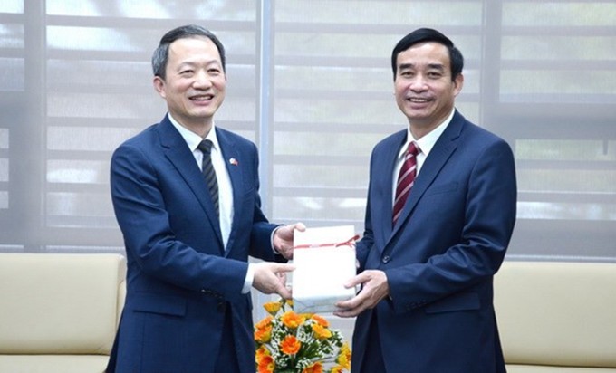 El presidente del Comité Popular de Da Nang, Le Trung Chinh (derecha), y el cónsul general de Corea del Sur en esa ciudad, Ahn Min-sik. (Fotografía: VNA)