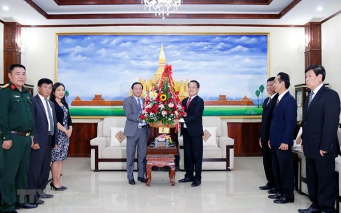 El embajador de Vietnam en Laos, Nguyen Ba Hung, felicita al Partido Popular Revolucionario de Laos (Foto: VNA)