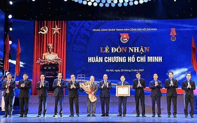 El primer ministro de Vietnam, Nguyen Xuan Phuc, entrega la Orden de Ho Chi Minh a la UJCHCM.