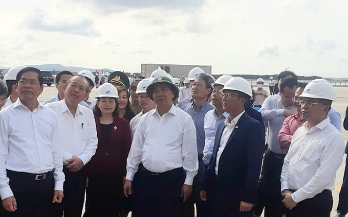 El primer ministro de Vietnam, Nguyen Xuan Phuc examina el proyecto de puerto Gemalink, en Cai Mep-Thi Vai.
