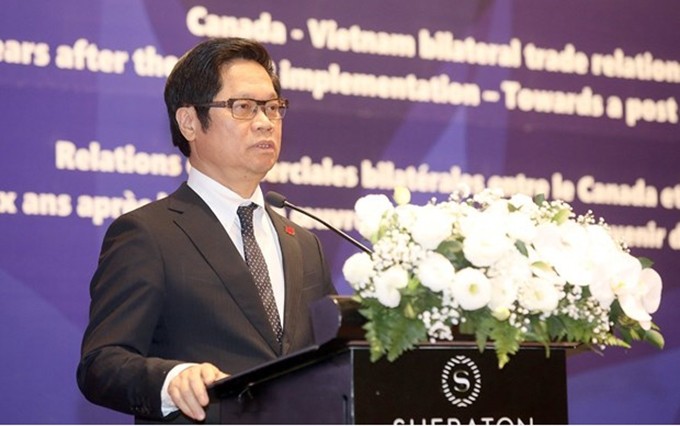 El presidente de la Cámara de Industria y Comercio de Vietnam, Vu Tien Loc, habla en el seminario. 