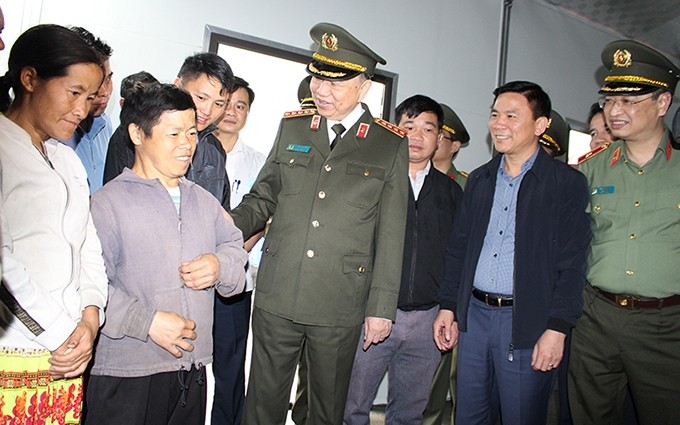 El ministro de Seguridad Pública de Vietnam, teniente general To Lam, visita las familias con dificultades económicas en el distrito de Muong Lat.