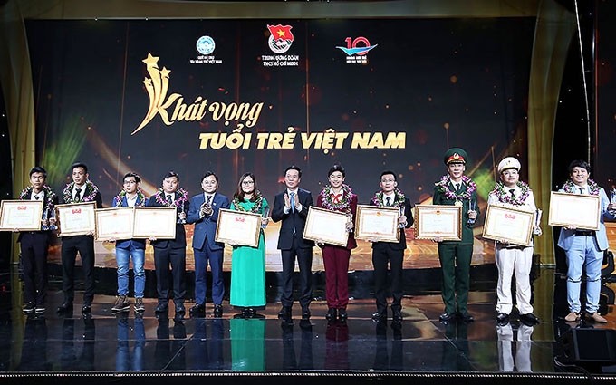 Honran a los 10 jóvenes más destacados. (Fotografía: nhandan.com.vn)