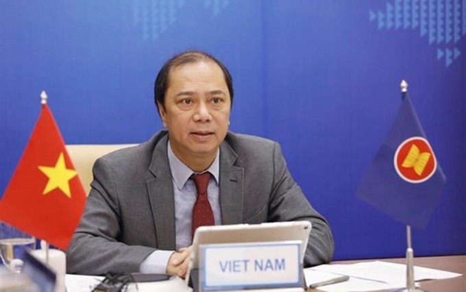 El vicecanciller de Vietnam Nguyen Quoc Dung asiste al Diálogo ASEAN-Nueva Zelanda, efectuado de forma virtual. (Fotografía: VNA)