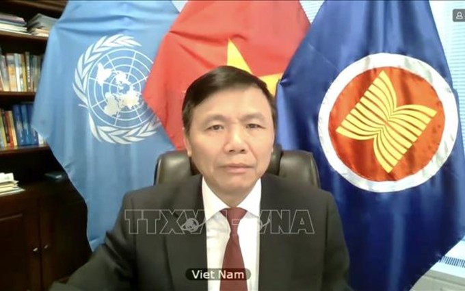 El embajador Dang Dinh Quy, jefe de la misión de Vietnam ante la ONU, habla en una reunión. (Fotografía: VNA)