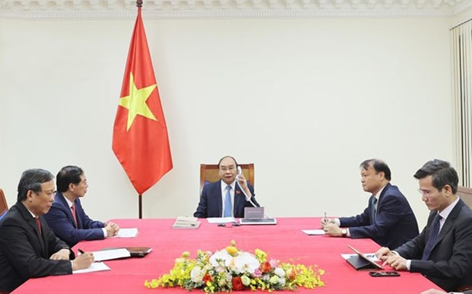 El primer ministro de Vietnam, Nguyen Xuan Phuc, sostiene conversaciones telefónicas con el presidente de Chile, Sebastián Piñera. (Fotografía: VNA)
