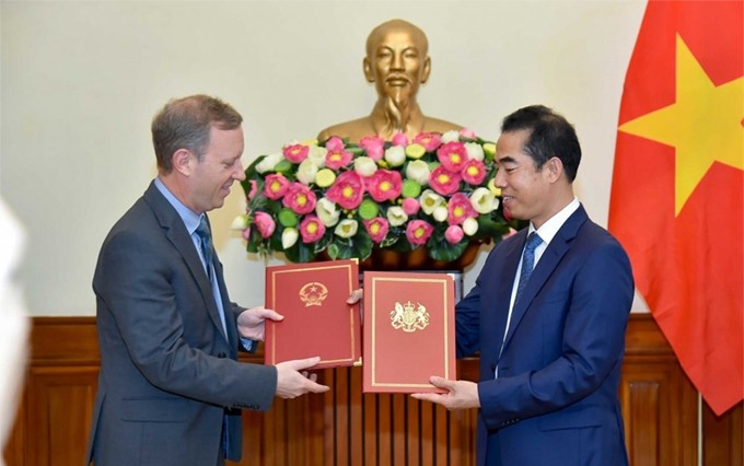 El viceministro de Relaciones Exteriores de Vietnam To Anh Dung (derecha) y el embajador británico, Gareth Ward, en el acto. (Fotografía: baoquocte.vn)