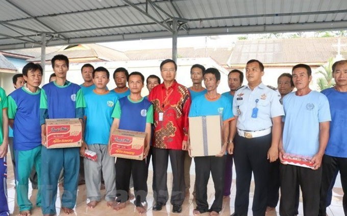 El embajador de Vietnam en Indonesia, Hoang Anh Tuan (camisa roja), visita a pescadores connacionales en la isla indonesia de Natuna. (Fotografía: VNA)
