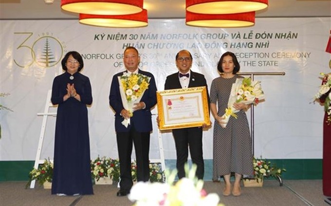 La vicepresidenta Dang Thi Ngoc Thinh (primera) entrega la Medalla Laboral de Segunda Clase al Grupo Norfolk, con sede en Australia. (Fotografía: VNA)