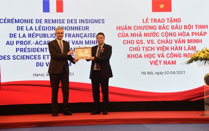 El embajador Nicolas Warnery entrega la Orden francesa de la Legión de Honor al profesor Chau Van Minh.