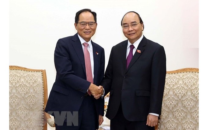 El primer ministro de Vietnam, Nguyen Xuan Phuc, recibe al embajador de Corea del Sur acreditado en el país, Park No Wan. (Fotografía: VNA)