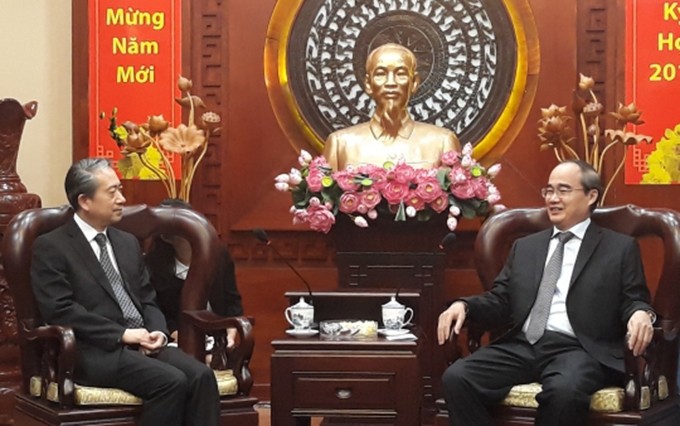 El miembro del Buró Político y secretario del Comité del Partido Comunista de Vietnam de la ciudad Ho Chi Minh, Nguyen Thien Nhan recibe al embajador chino, Xiong Bo. (Fotografía: VNA) 