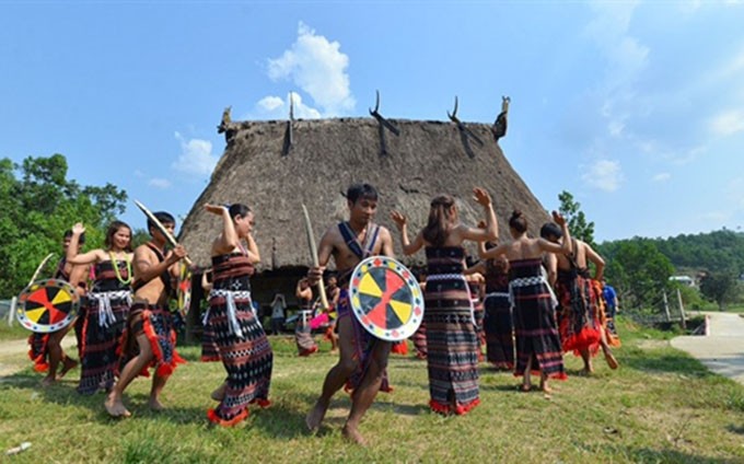 Fiesta tradicional del grupo étnico Co Tu. (Fotografía: baovanhoa.vn)
