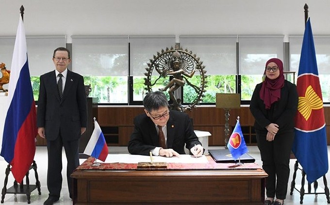 Acto de firma del memorando de entendimiento sobre la cooperación en materia de desastres naturales. (Fotografía: asean.org)
