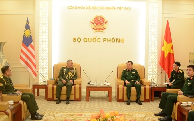 El viceministro de Defensa de Vietnam y el nuevo agregado militar de Malasia en Vietnam, Ahmad Jais bin Tasliman, en la reunión. (Fotografía: dangcongsan.vn)