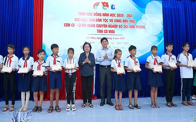 La ex vicepresidenta de Vietnam y titular del Fondo de Becas Vu A Dinh, Truong My Hoa, entrega becas a los estudiantes en Ca Mau.