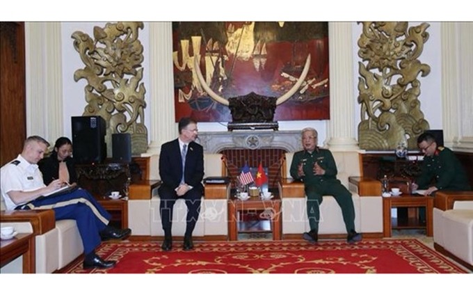 El viceministro de Defensa, coronel general Nguyen Chi Vinh recibe a Daniel J. Kritenbrink, embajador saliente de Washington en Hanói. (Fotografía: VNA)