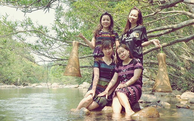 Experiencia de los turistas en el arroyo Ta Lao, comuna de Ta Long, distrito montañoso de Da Krong, provincia de Quang Tri.