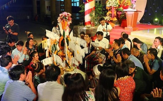Estudiantes laosianos celebran el Bunpimay en Thua Thien-Hue (Fotografía: VNA)