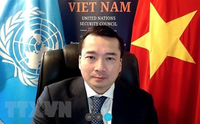 El embajador Pham Hai Anh, subjefe de la misión permanente de Vietnam ante la ONU, interviene en la cita. (Fotografía: VNA)