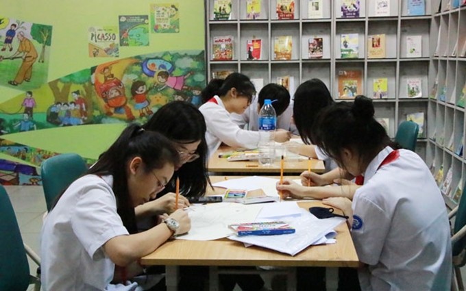 Estudiantes participan en el concurso de escritura del evento. (Fotografía: hanoimoi.com.vn)