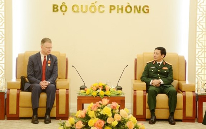 El coronel general Phan Van Giang, miembro del Buró Político y también ministro de Defensa de Vietnam (en la izquierda), recibe a Daniel J. Kritenbrink, saliente embajador de Washington acreditado en Hanoi (Fotografía: VNA)