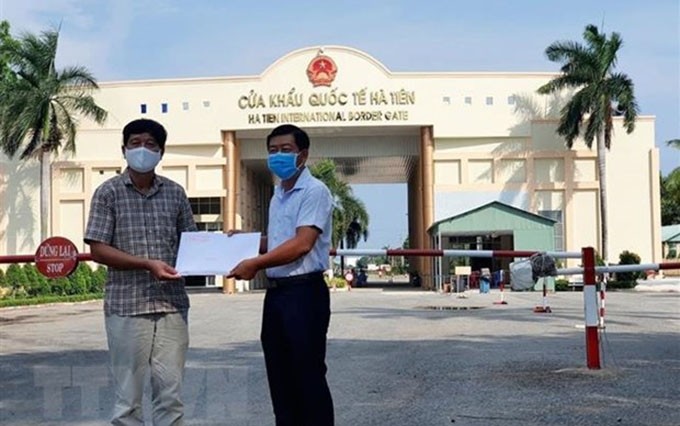 El director adjunto del Servicio de Relaciones Exteriores de Kien Giang, Nguyen Viet Thong, entrega el obsequio al Consulado General de Vietnam en Preah Sihanouk. (Fotografía: VNA)