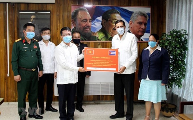 El embajador vietnamita en La Habana, Le Thanh Tung, entrega un obsequio simbólico al subjefe del Departamento de Relaciones Internacionales del Partido Comunista de Cuba, Juan Carlos Marsán Aguilera. (Fotografía: VNA)