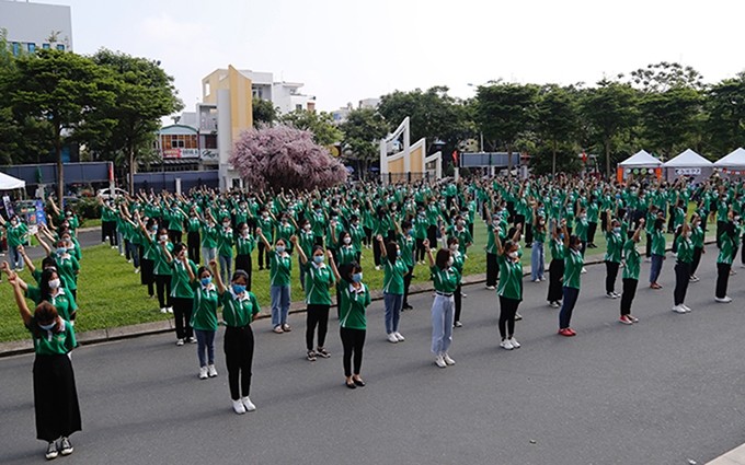 Interpretación de flashmob por más de 700 profesores y estudiantes en el evento.
