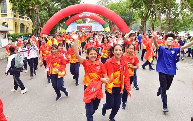 Casi dos mil 600 atletas participan en carrera por la paz en Hanói 2021.